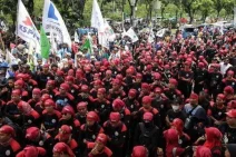 Sekitar 20 Ribu Buruh Long March dari Surabaya Mengantar Prabowo ke KPU