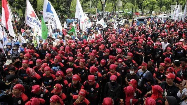 Sekitar 20 Ribu Buruh Long March dari Surabaya Mengantar Prabowo ke KPU