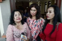 Ibu-ibu Arisan Hiswana Migas Bali Berbagi Kasih di Panti Tresna Werda Wana Seraya