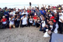 World Clean Up Day – Gubernur Koster Bersihkan Sampah di Pantai Kuta Bersama Masyarakat