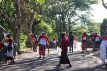 Jelang Hut Bhayangkara, Personel Polresta Denpasar Bersihkan Pura Luhur Uluwatu