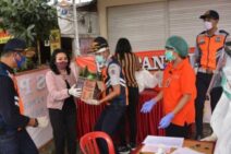 Ketua K3S Denpasar Ny. IA. Selly Mantra Beri Vitamin Kepada Petugas di Pos Pintu Masuk Denpasar