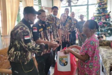 Ketua GM FKPPI Bali Salurkan Bantuan Sembako Kepada Janda Purnawirawan