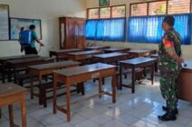 Jelang Pembelajaran Tatap Muka, Desa Pemogan Lakukan Penyemprotan Eco Enzym di Sekolah