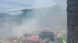 Kebakaran di TPA (tempat pembuangan akhir) di dusun Asal Kawan, Desa Pertima, Karangasem.