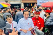 Blusukan di Pasar Baturiti, Presiden Jokowi Cek Harga