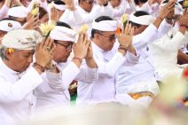 Pemkot Denpasar Ngaturang Bhakti Penganyar Serangkaian Pujawali Ngusaba Kedasa di Pura Ulun Danu Batur