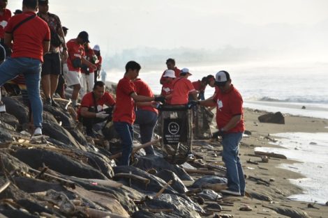 “Menyama Braya” OJK Bali Gelar Resik Pantai