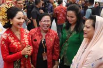 Kenakan Busana Adat, Ny. drg. Ida Setiawati Promosikan Kerajinan Bali pada Ajang Kriyanusa di JCC