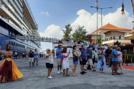 Kapal Pesiar “Celebrity Solstice” Sandar di Benoa, Ribuan Wisatawan Nikmati Pariwisata Bali