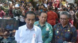 Pj Gubernur Mahendra Jaya Dampingi Presiden Jokowi Tinjau Harga Pangan di Pasar Batubulan Gianyar