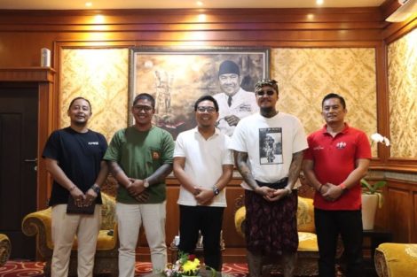 Wakil Wali Kota Denpasar I Kadek Agus Arya Wibawa saat menerima audiensi Ketua Pelaksana Pameran Keris Localan Bali, Unggit Desti, Jumat (19/4/2024). (Foto/ist)