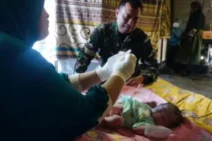 Ditengah Keprihatinan, Bayi Maulana Lahir di Tenda RSL TNI