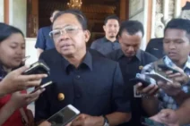 Gubernur Bali Teken Pergub Penggunaan Busana dan Aksara Bali