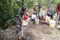 Personel Kodim Bangli Bantu Masyarakat Buat Jalan Desa