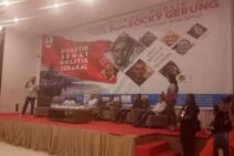 Hadir di Bali, Rocky Gerung Kritisi Aksi Presiden Naik KRL