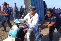 PLN Serahkan Bantuan Motor Listrik ke Pecalang Seminyak 