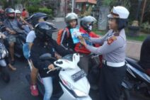 Sosialisasi Keselamatan di Bulan Ramadhan, Polresta Denpasar Bagikan Takjil