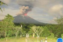 Erupsi Gunung Agung Diwarnai Hujan Abu