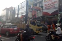 Tertimpa Besi, Kaca Depan Truk Pengangkut Material Ringsek 