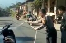 Korslet, Sepeda Motor Vario Terbakar di Depan Mapolsek Sidemen
