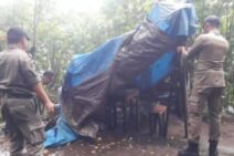 Dianggap  Mengganggu Wisatawan, Satpol PP Bangli Bongkar Lapak Pedagang Canang di Hutan Suter