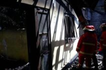 Api Bekas Dupa Sambar Tabung Gas, Rumah di Jalan Ratna Ludes Terbakar