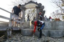 Kapolda Bali Ajak Personel Bersihkan Sampah Plastik di Pulau Menjangan