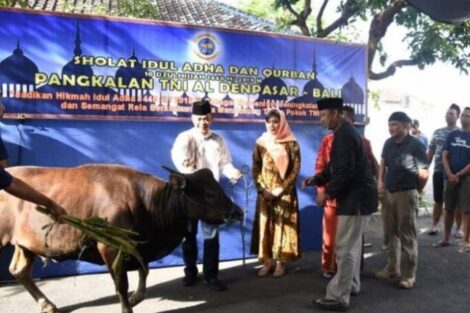 Idul Adha 1440 H Komandan Lanal Denpasar Serahkan Bantuan Hewan Kurban