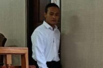 Maling Obat HIV, Pria Penyuka Sesama Jenis Diadili