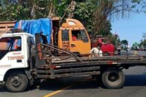 Sopir Telat Oper Perseneling, Truk Muat Semen Masuk Got
