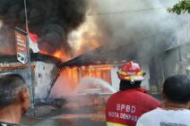 Toko Plastik dan Kantor Paket Barang Terbakar, 6 Unit Mobil Pemadam Dikerahkan