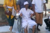 Datang dengan Kursi Roda, Wayan Wakil Minta Pengalihan Penahanan