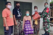 Babinsa Serahkan Bantuan Kodim Tabanan Kepada Warga Terdampak COVID-19