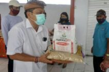 Rai Mantra Serahkan Bantuan Pupuk NPK dan Benih Padi Kepada Petani Denpasar