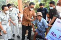 Jaya Negara Serahkan Bantuan Kursi Roda dan Kaki Palsu Bagi Disabilitas dan Korban Kecelakaan