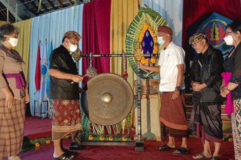 Sekda Denpasar Alit Wiradana Hadiri  Grand Final Lomba Macepat Putri dan Lomba Ngelawar