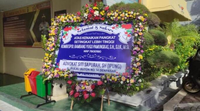siti sapura, karangan bunga