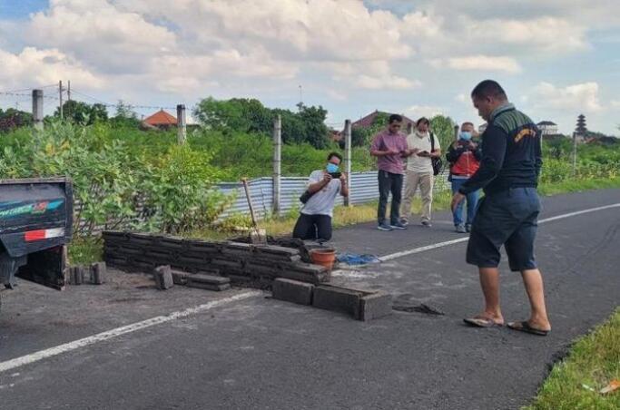 Penutupan jalan di pulau serangan