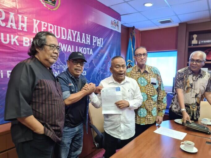 Ketua PWI Aceh, Nasir Nurdin menyerahkan dokumen pendaftaran sebagai calon tuan rumah Porwanas 2025 kepada Ketua Umum PWI Pusat, Atal S. Depari di Kantor PWI Pusat, Lantai IV Gedung Dewan Pers, Jakarta Pusat.