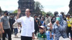 Presiden Jokowi saat berwisata di Candi Prambanan bersama cucu.