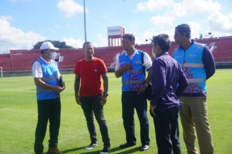 General Manager PLN UID Bali, I Wayan Udayana, saat meninjau Stadion Kapten Dipta, Gianyar.