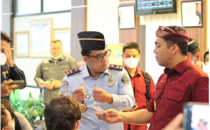 (Kiri) Kepala Kantor Imigrasi Denpasar, Tedy Riyandi bersama Dirjen Imigrasi, Silmy Karim (Kanan) saat meninjau Kantor Imigrasi Kelas I TPI Denpasar.