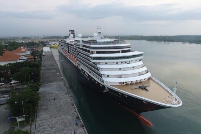 MV Wastderdam sandar di pelabuhan Benoa.