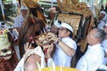 Bupati Giri Prasta Hadiri Acara Nebes Tapakan di Pura Pucak Manik Petang