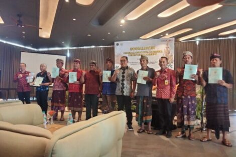 Sosialisasikan Program Nasional, Gus Adhi Bersama Kepala ATR/BPN Bali Serahkan Sertifikat PTSL di Klungkung