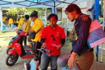PLN Goes to School, Kenalkan Nyamannya Pakai Motor Listrik ke Mahasiswa UNHI