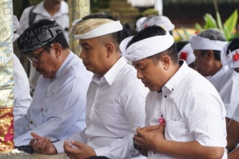 “Jaga Perkuatan Persemetonan dan Gotong-Royong Dalam Beryadnya“, Pesan Wabup Ipat untuk Pemedek Pura Luhur Pucak Petali