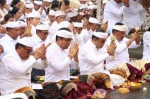Pemkot Denpasar Ngaturang Bhakti Penganyar di Pura Agung Besakih