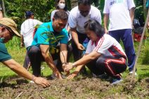 Sambut Hari Bumi Sedunia, PLN Ajak Relawan Pegawai Tanam Pohon di Petang, Badung
